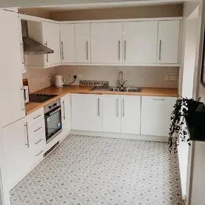  Apartment Stylish Centre 2 Bedroom Free Parking
